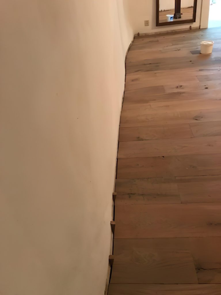 Multiplank houten vloer in oude boerderij in Mheer afwerking randen