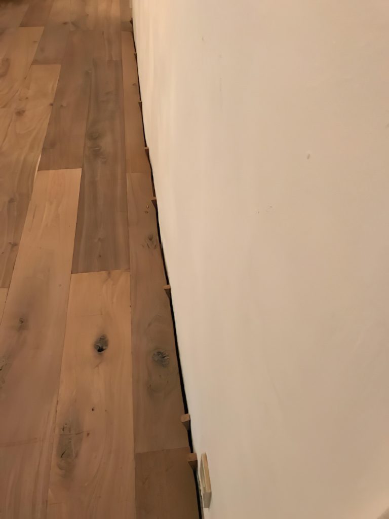 Multiplank houten vloer in oude boerderij in Mheer afwerking aan randen
