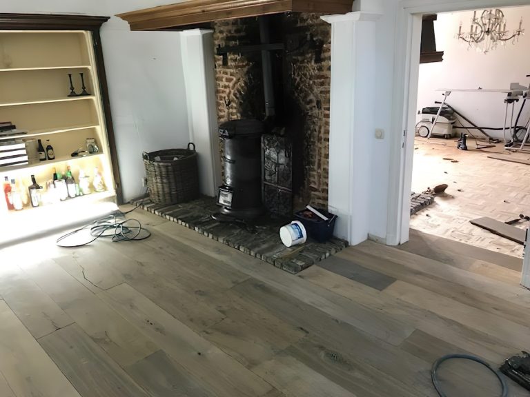 Multiplank houten vloer in oude boerderij in Mheer wordt gelegd