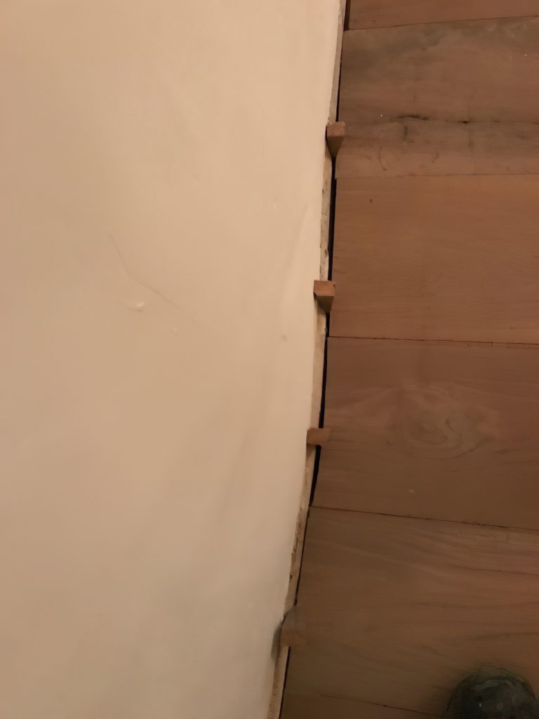 Multiplank houten vloer in oude boerderij in Mheer