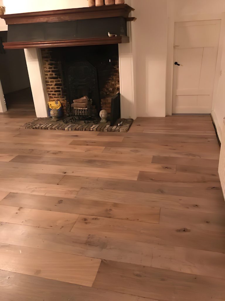 Multiplank houten vloer in oude boerderij in Mheer
